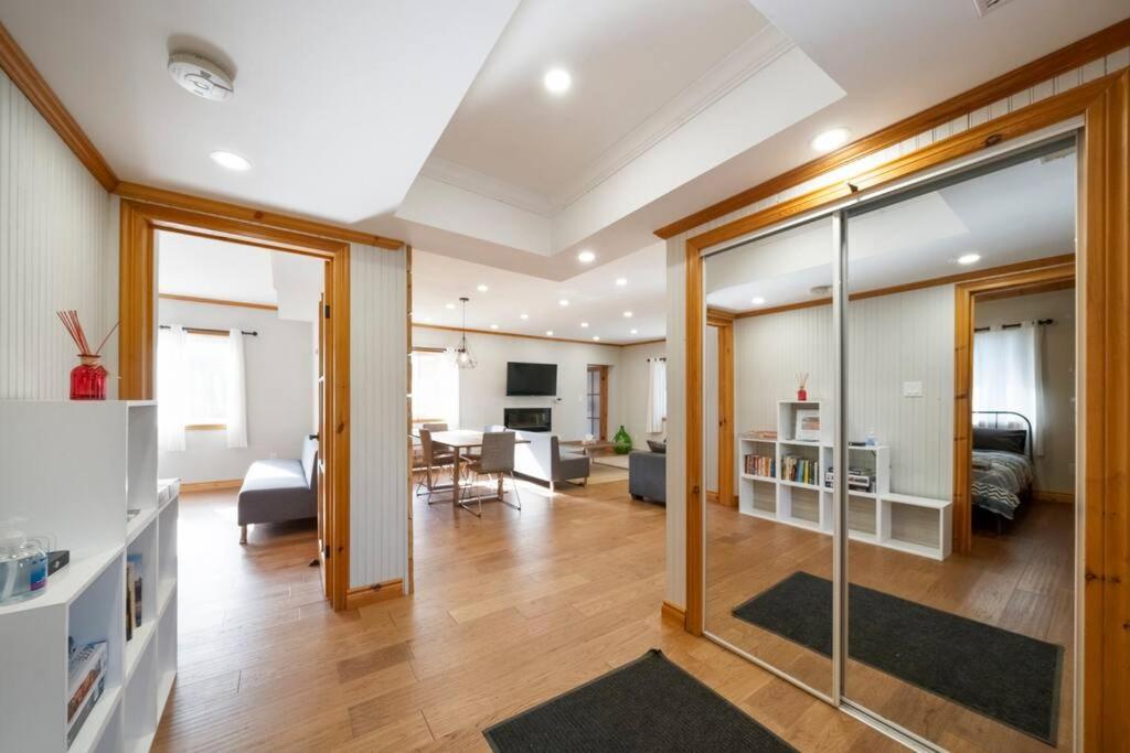 Modern Chic Cottage - Hot Tub, Sauna, Tay Trail