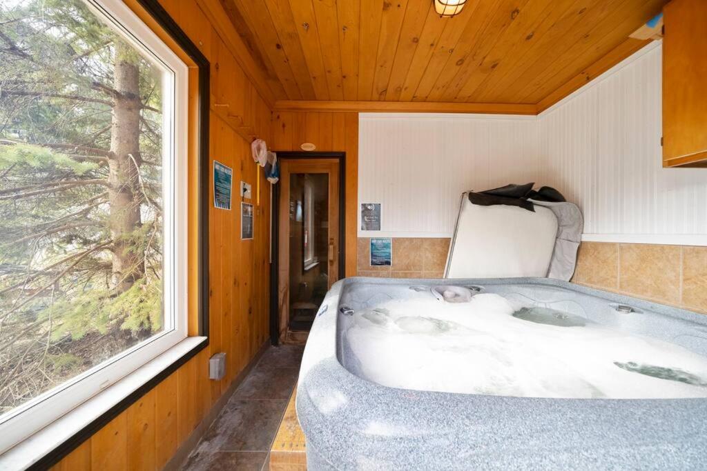 Modern Chic Cottage - Hot Tub, Sauna, Tay Trail