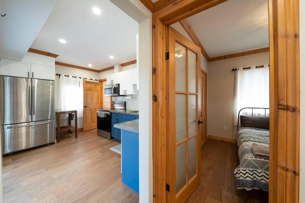 Modern Chic Cottage - Hot Tub, Sauna, Tay Trail