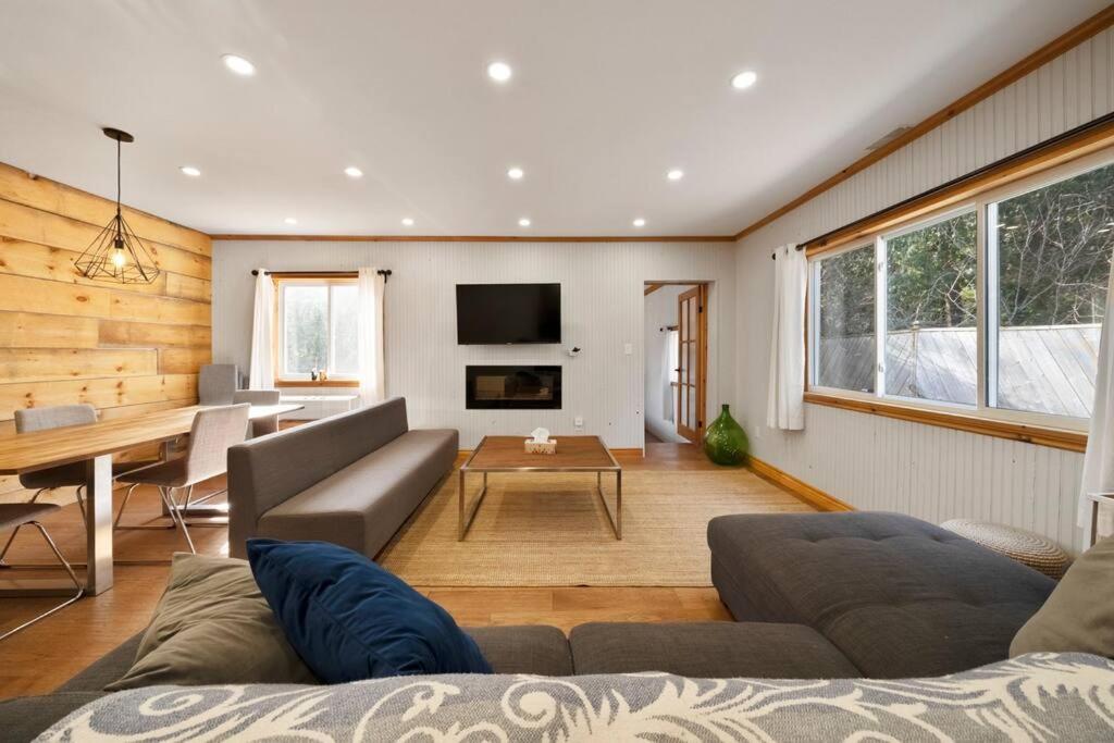 Modern Chic Cottage - Hot Tub, Sauna, Tay Trail