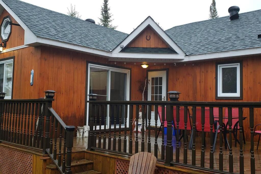 Modern Chic Cottage - Hot Tub, Sauna, Tay Trail