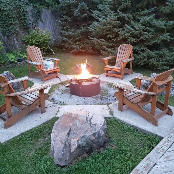 Modern Chic Cottage - Hot Tub, Sauna, Tay Trail