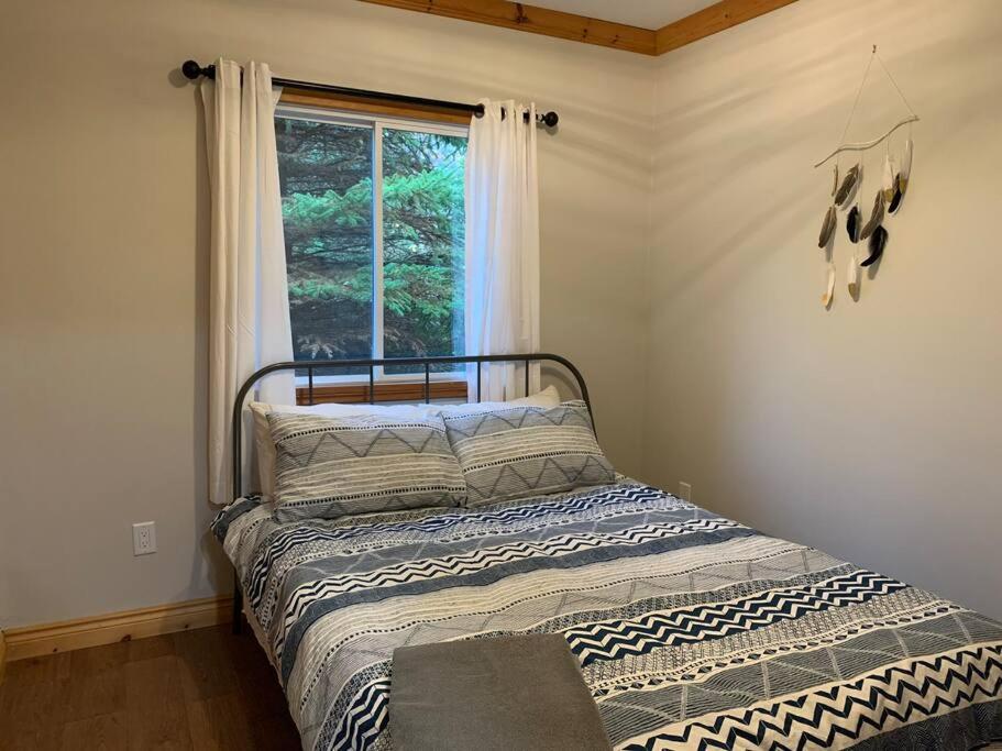 Modern Chic Cottage - Hot Tub, Sauna, Tay Trail