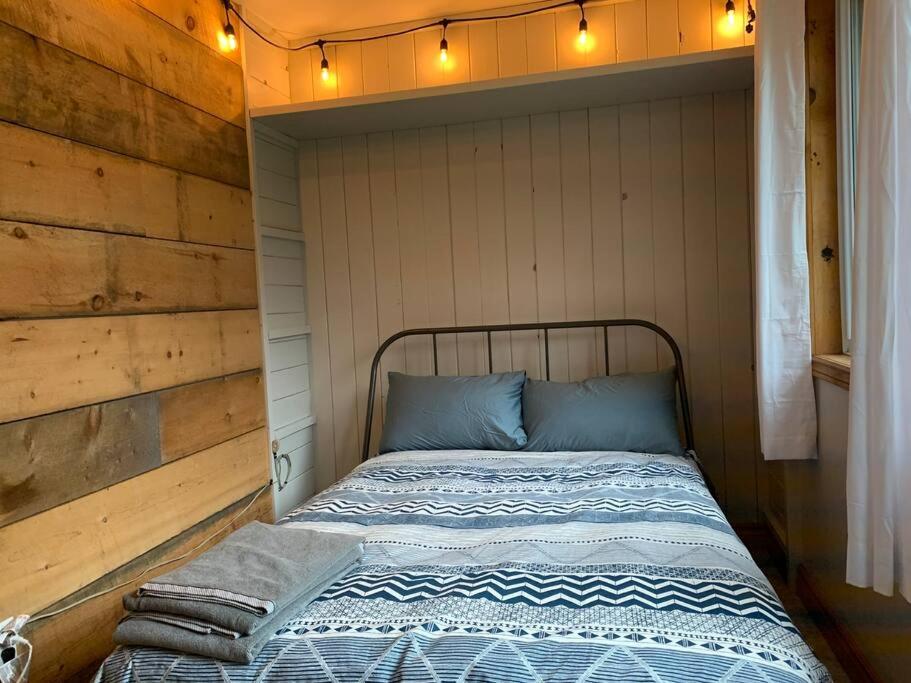 Modern Chic Cottage - Hot Tub, Sauna, Tay Trail