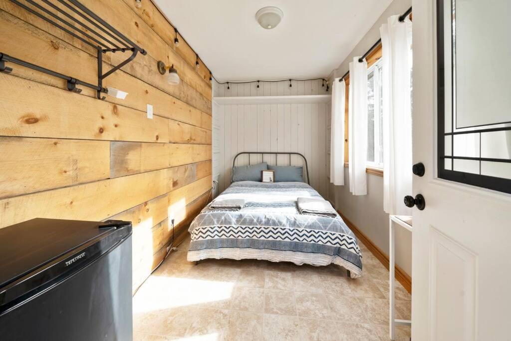 Modern Chic Cottage - Hot Tub, Sauna, Tay Trail