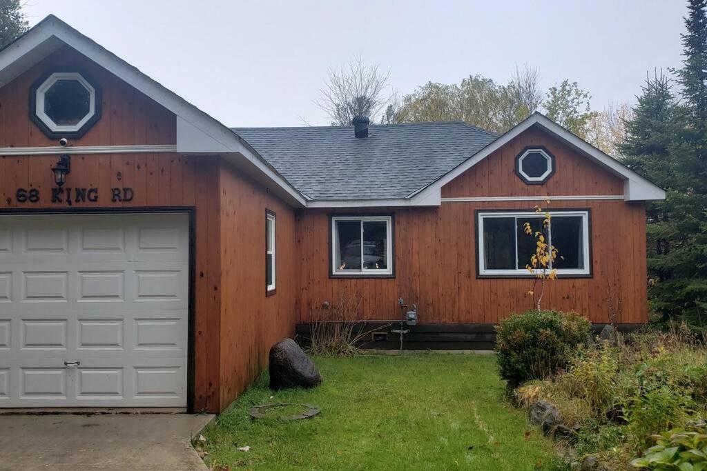Modern Chic Cottage - Hot Tub, Sauna, Tay Trail