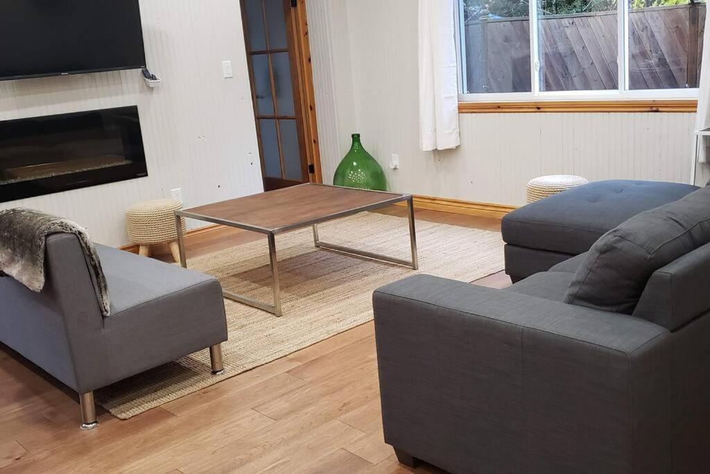 Modern Chic Cottage - Hot Tub, Sauna, Tay Trail