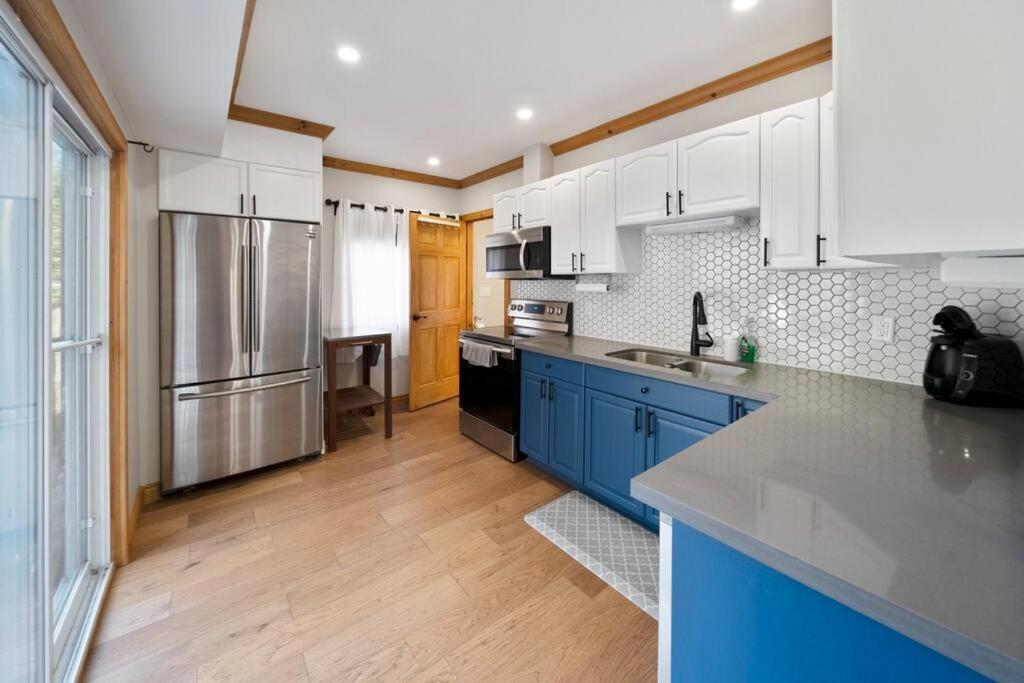 Modern Chic Cottage - Hot Tub, Sauna, Tay Trail