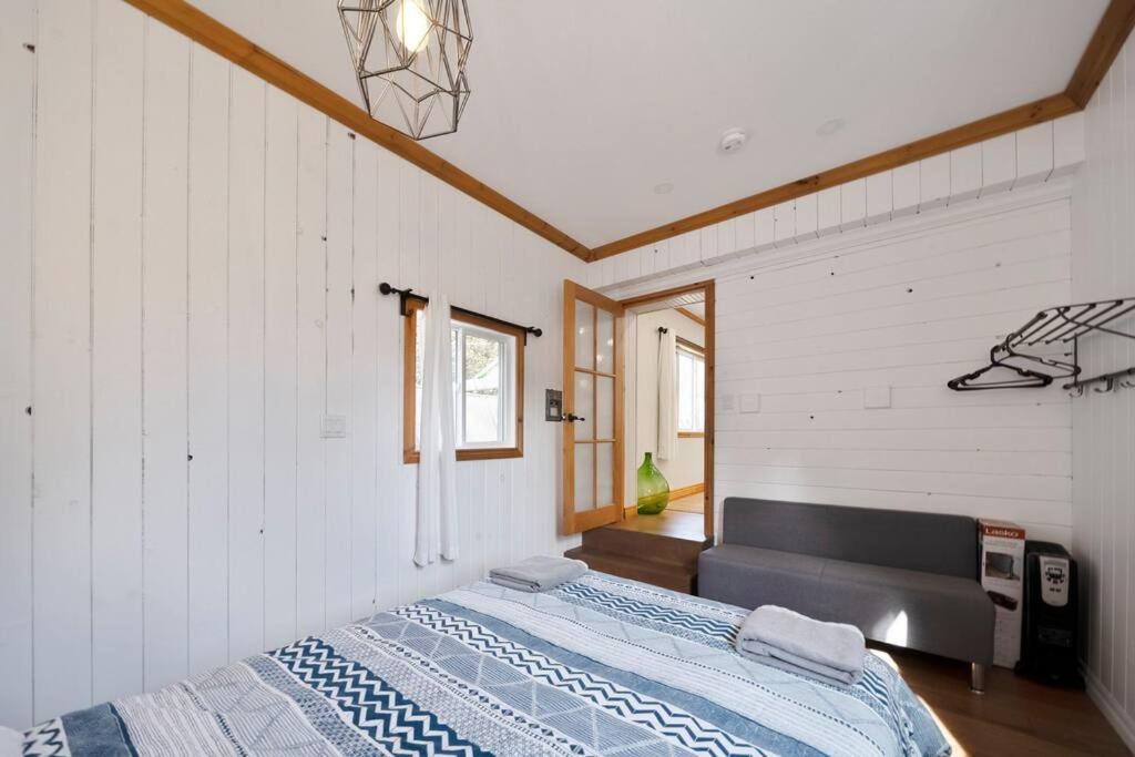 Modern Chic Cottage - Hot Tub, Sauna, Tay Trail