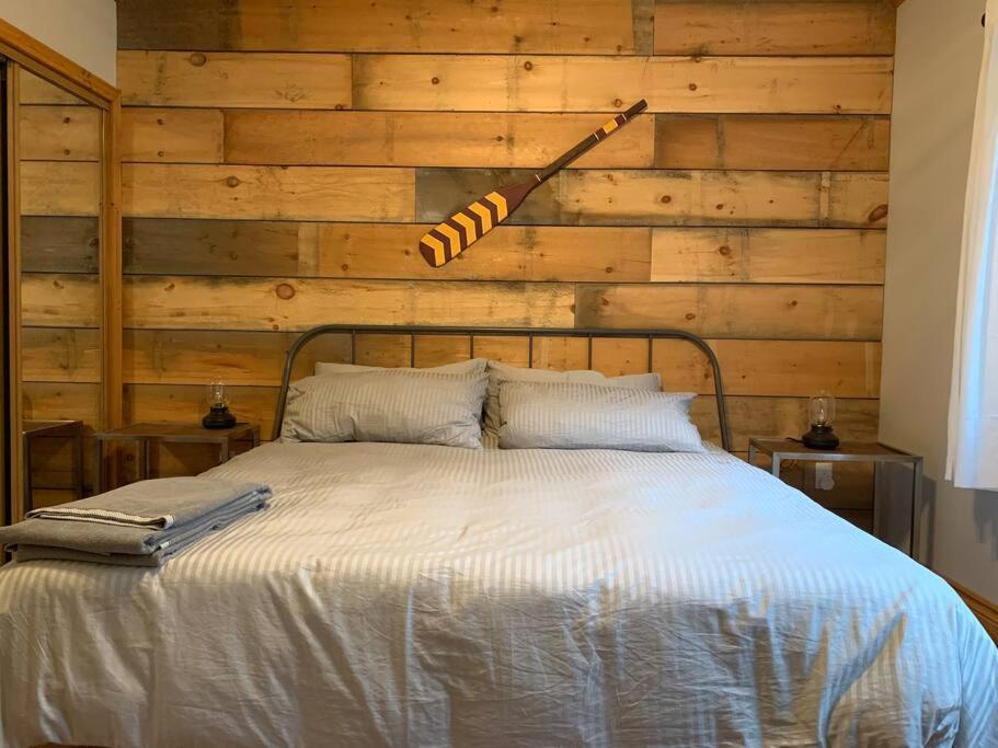 Modern Chic Cottage - Hot Tub, Sauna, Tay Trail