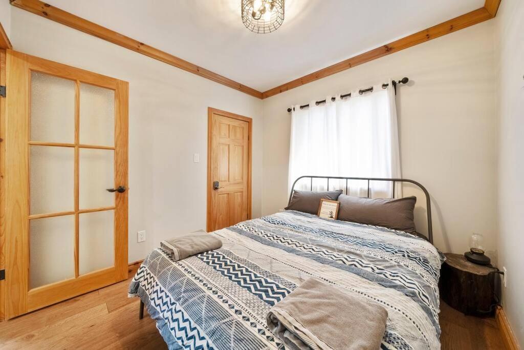 Modern Chic Cottage - Hot Tub, Sauna, Tay Trail