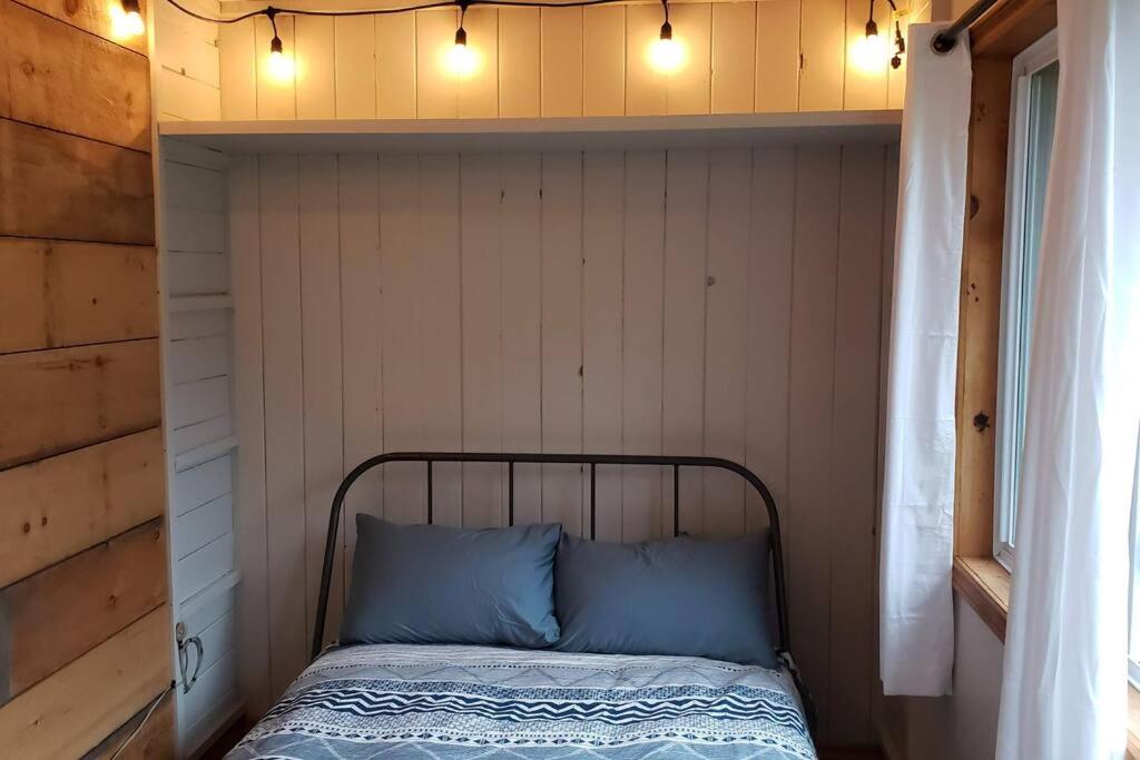 Modern Chic Cottage - Hot Tub, Sauna, Tay Trail