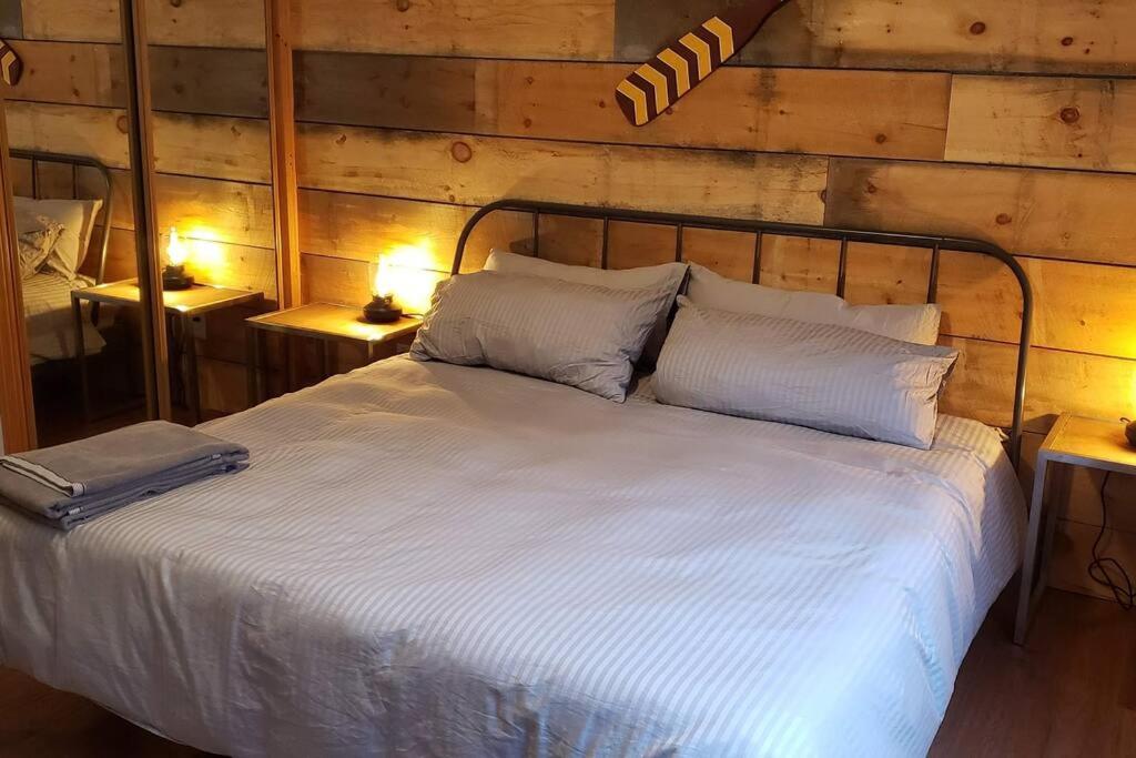 Modern Chic Cottage - Hot Tub, Sauna, Tay Trail