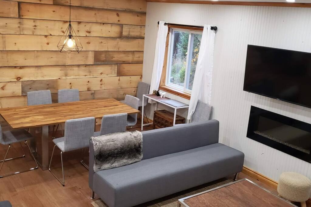 Modern Chic Cottage - Hot Tub, Sauna, Tay Trail