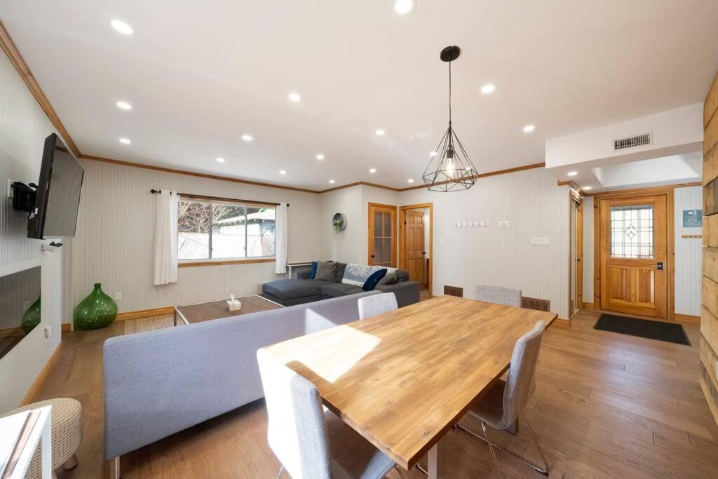 Modern Chic Cottage - Hot Tub, Sauna, Tay Trail