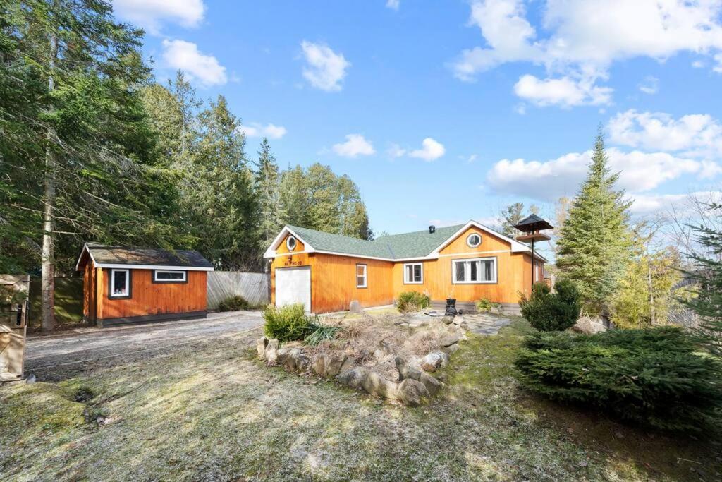 Modern Chic Cottage - Hot Tub, Sauna, Tay Trail