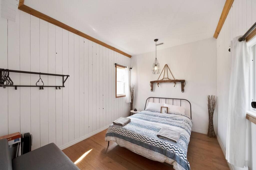 Modern Chic Cottage - Hot Tub, Sauna, Tay Trail