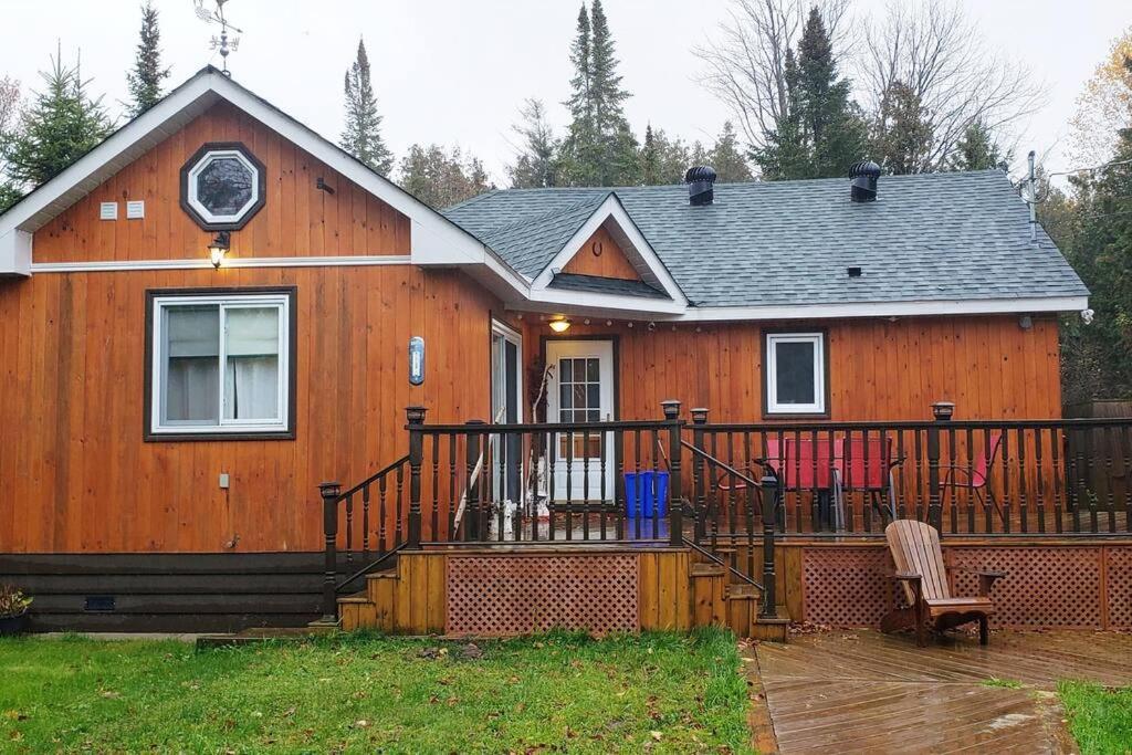 Modern Chic Cottage - Hot Tub, Sauna, Tay Trail