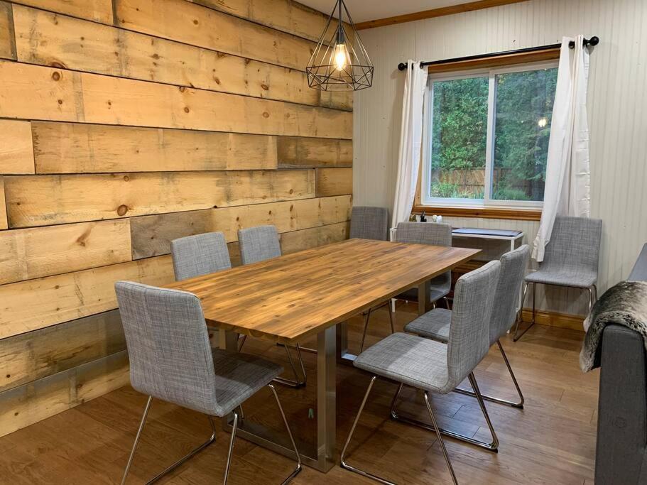Modern Chic Cottage - Hot Tub, Sauna, Tay Trail