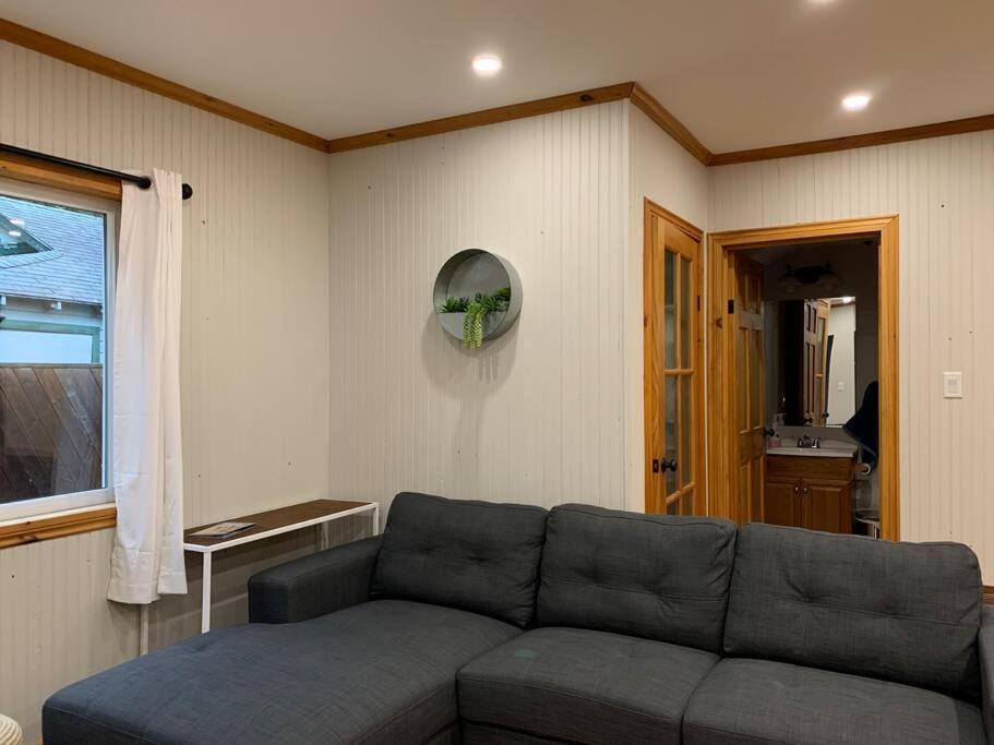 Modern Chic Cottage - Hot Tub, Sauna, Tay Trail