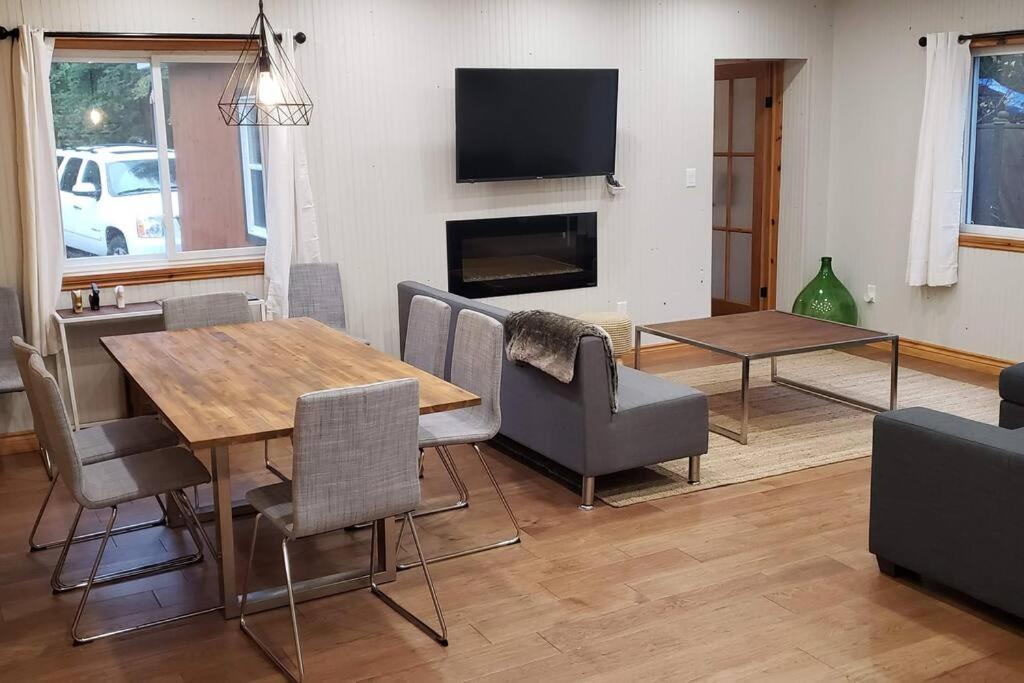 Modern Chic Cottage - Hot Tub, Sauna, Tay Trail