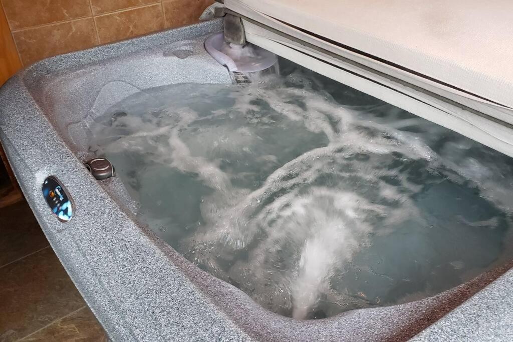 Modern Chic Cottage - Hot Tub, Sauna, Tay Trail