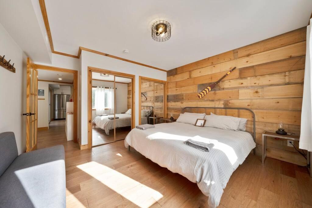 Modern Chic Cottage - Hot Tub, Sauna, Tay Trail
