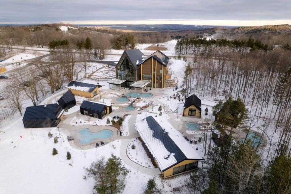Modern Chic Cottage - Hot Tub, Sauna, Tay Trail