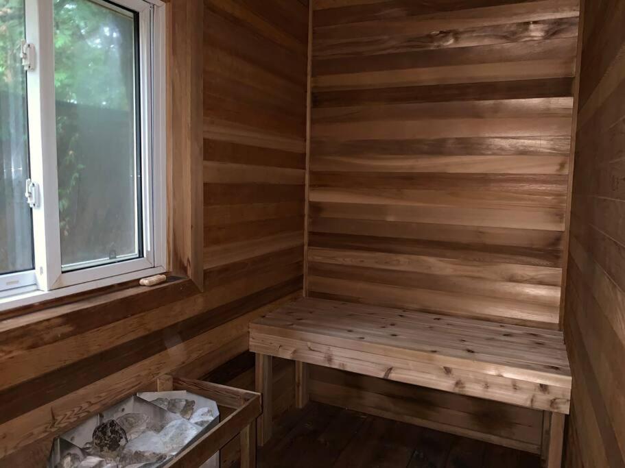 Modern Chic Cottage - Hot Tub, Sauna, Tay Trail