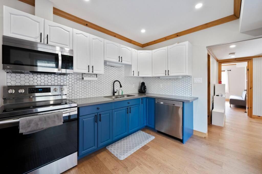 Modern Chic Cottage - Hot Tub, Sauna, Tay Trail