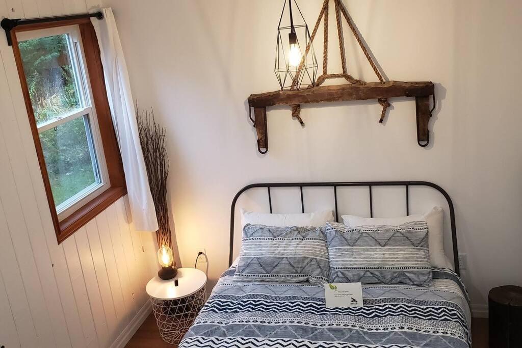 Modern Chic Cottage - Hot Tub, Sauna, Tay Trail
