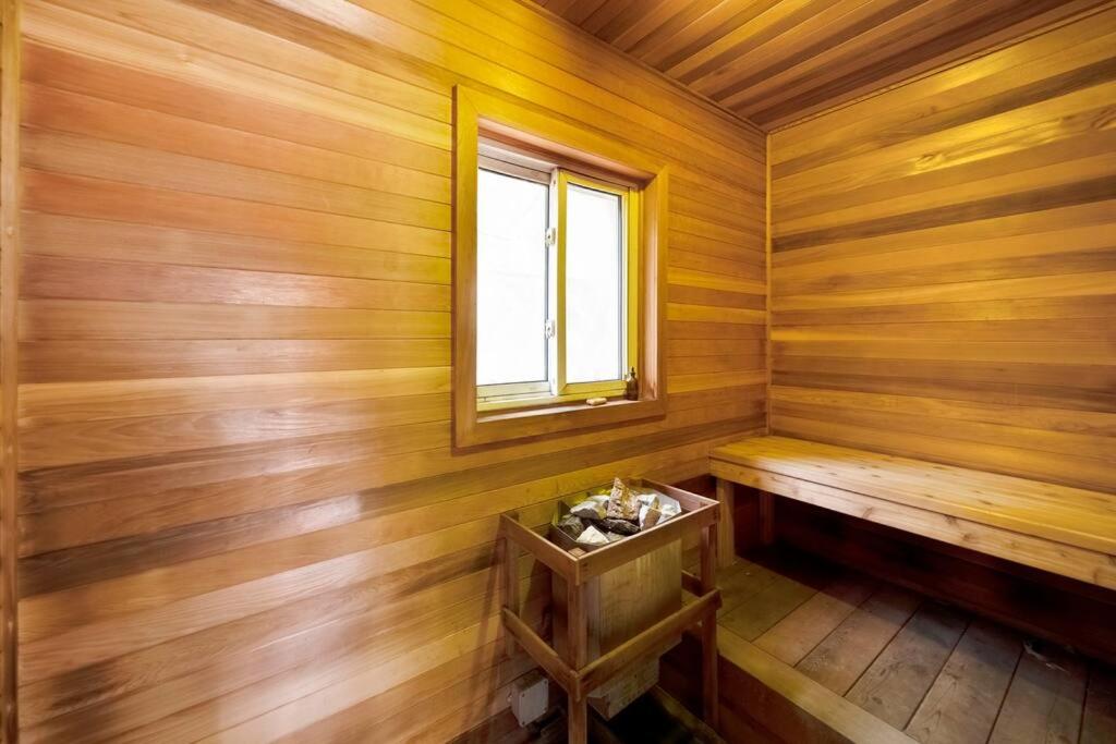 Modern Chic Cottage - Hot Tub, Sauna, Tay Trail