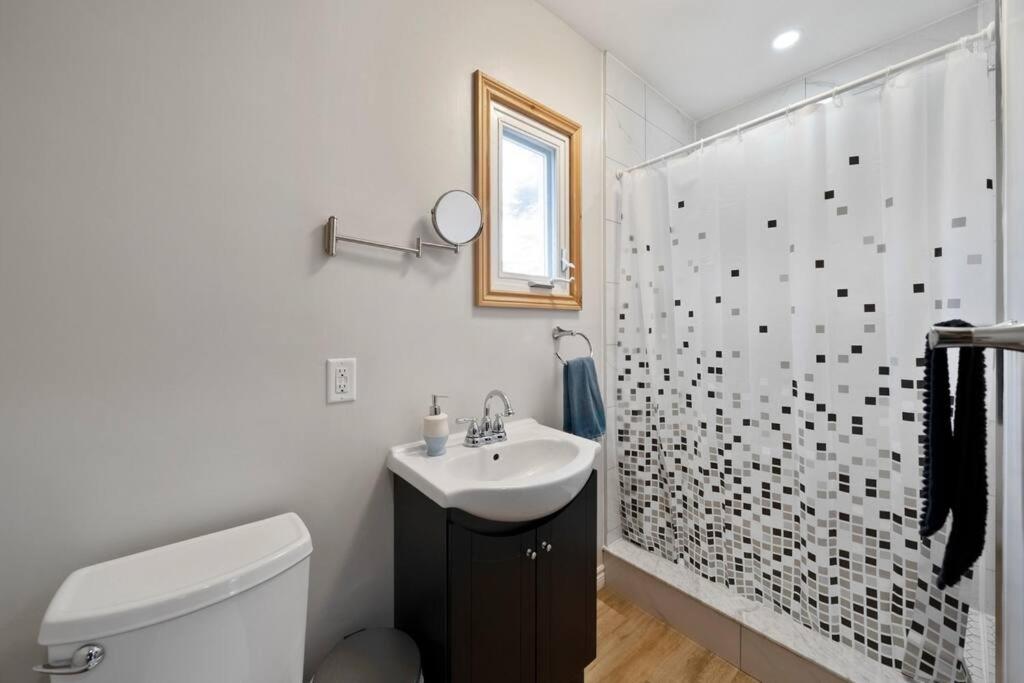 Modern Chic Cottage - Hot Tub, Sauna, Tay Trail