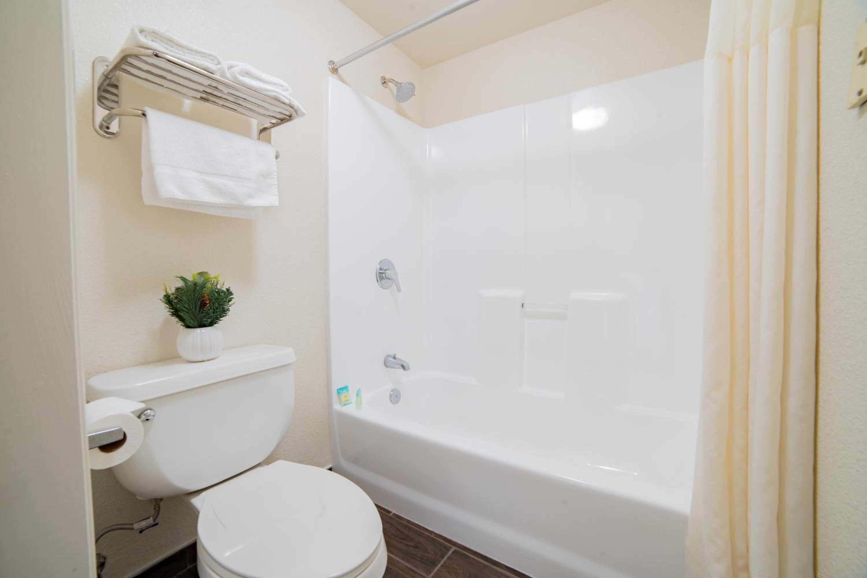 Turlock Vacations - Turlock Inn - Property Image 6