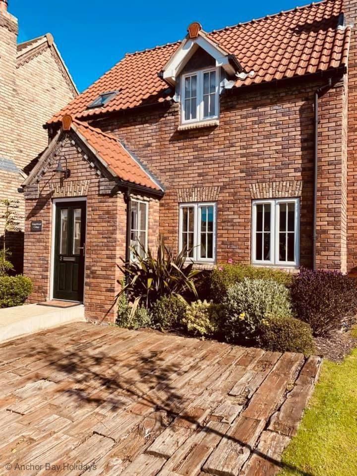 Gingerbread Cottage - Part of the The Bay Filey Holiday Village with pool, gym and direct beach access, pub, restaurant, tennis and meadows walks
