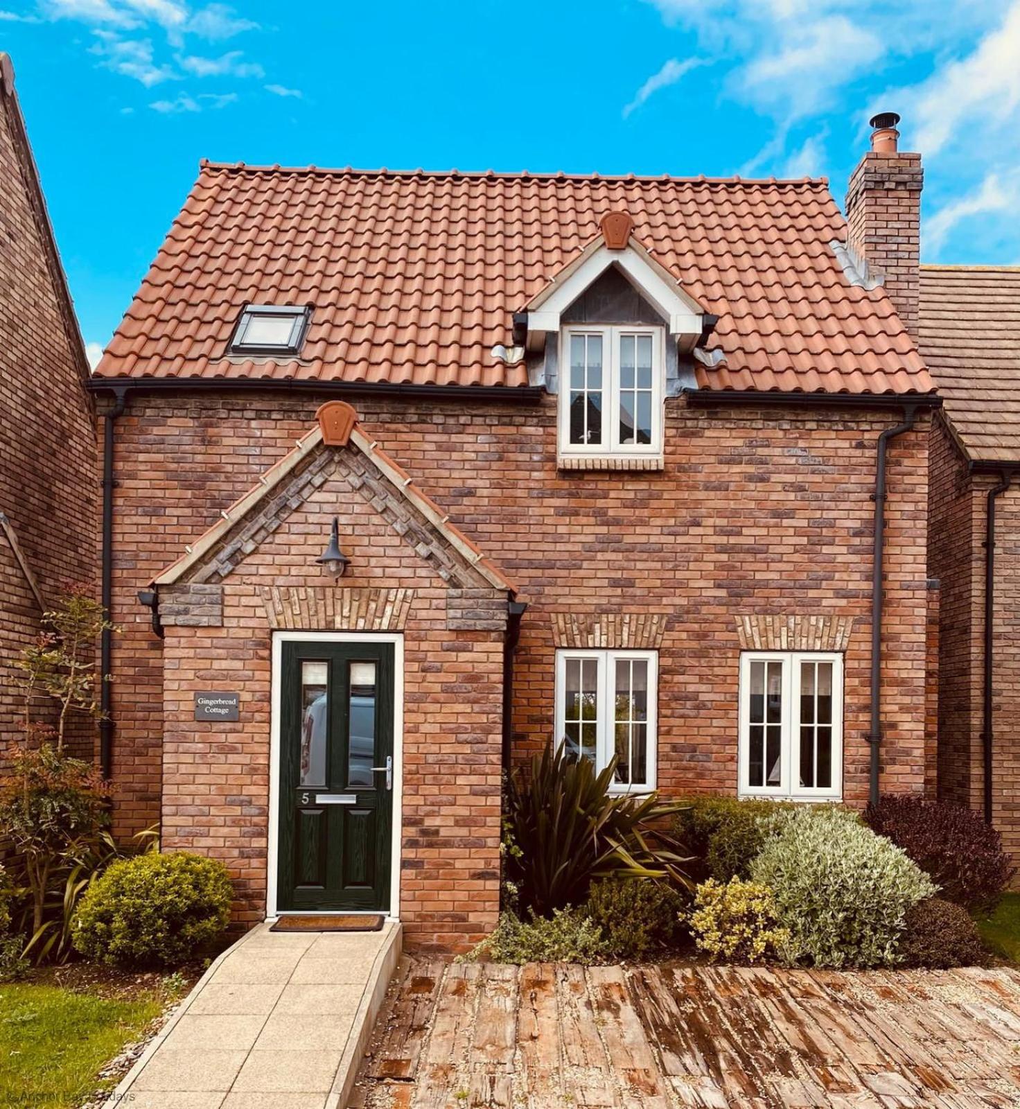 Gingerbread Cottage - Part of the The Bay Filey Holiday Village with pool, gym and direct beach access, pub, restaurant, tennis and meadows walks