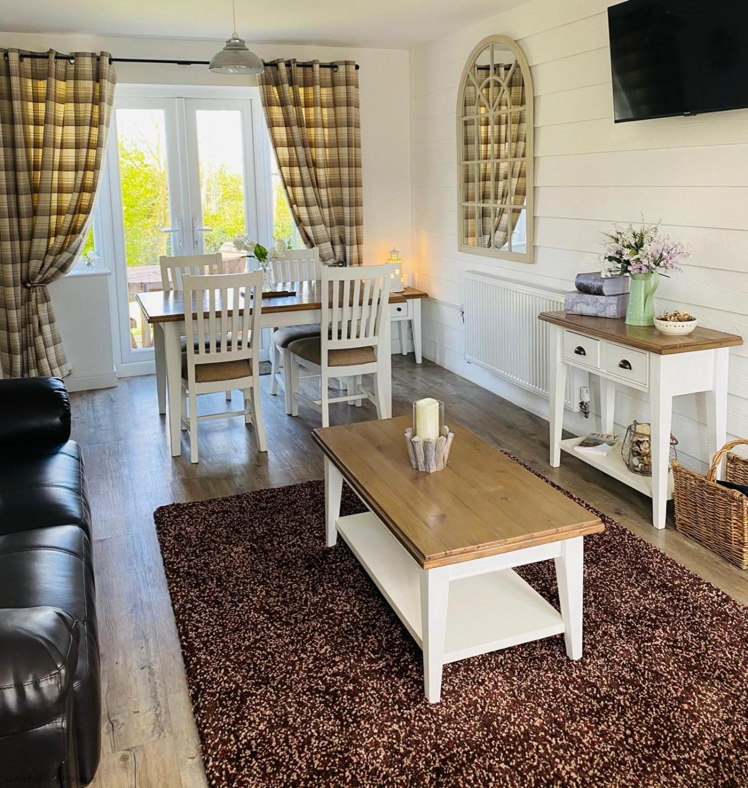 Gingerbread Cottage - Part of the The Bay Filey Holiday Village with pool, gym and direct beach access, pub, restaurant, tennis and meadows walks