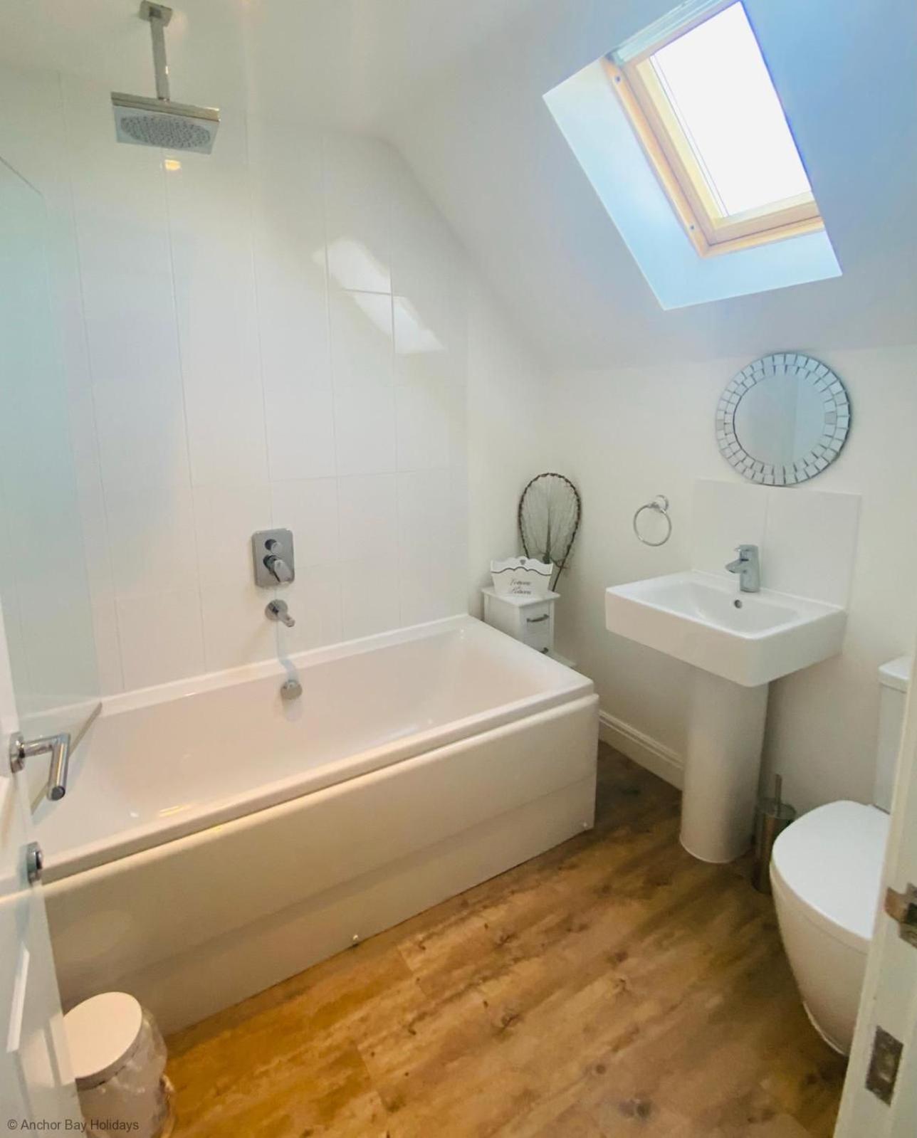 Gingerbread Cottage - Part of the The Bay Filey Holiday Village with pool, gym and direct beach access, pub, restaurant, tennis and meadows walks