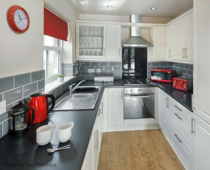 East Bay Cottage - Part of the The Bay Filey Holiday Village with pool, gym and direct beach access, pub, restaurant, tennis and meadows walks view 5