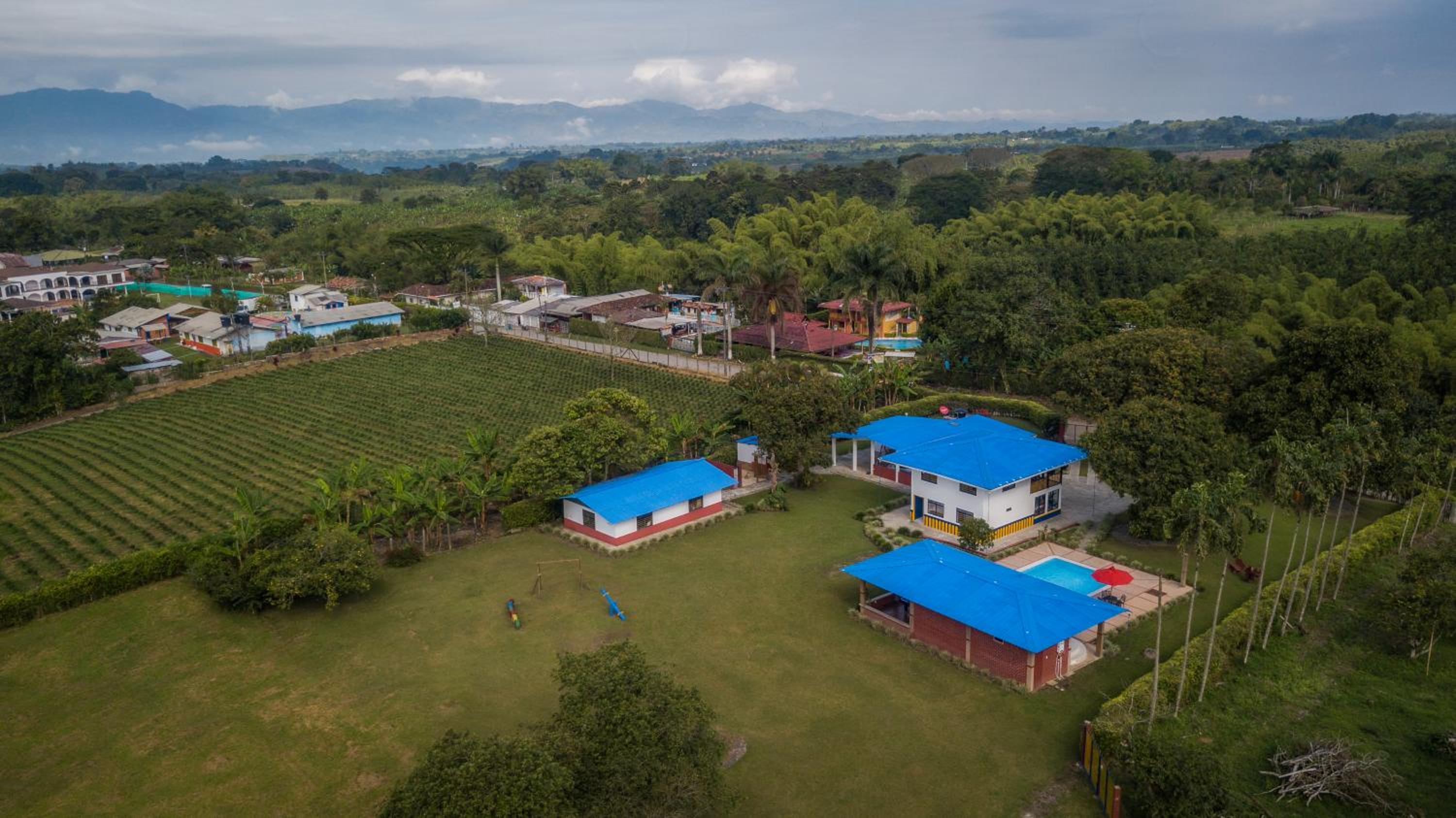Finca privada para grupos con piscina, jacuzzi y cancha Montenegro Quindío