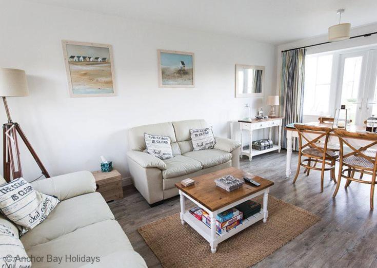 Lees Plaice - Part of the The Bay Filey Holiday Village with pool, gym and direct beach access, pub, restaurant, tennis and meadows walks