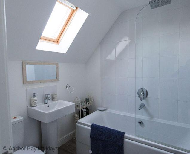 Lees Plaice - Part of the The Bay Filey Holiday Village with pool, gym and direct beach access, pub, restaurant, tennis and meadows walks