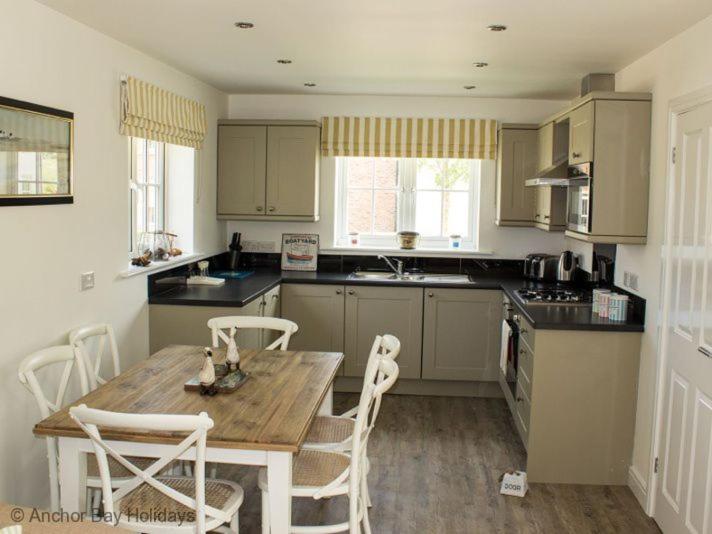 Meadow View - Part of the The Bay Filey Holiday Village with pool, gym and direct beach access, pub, restaurant, tennis and meadows walks view 5