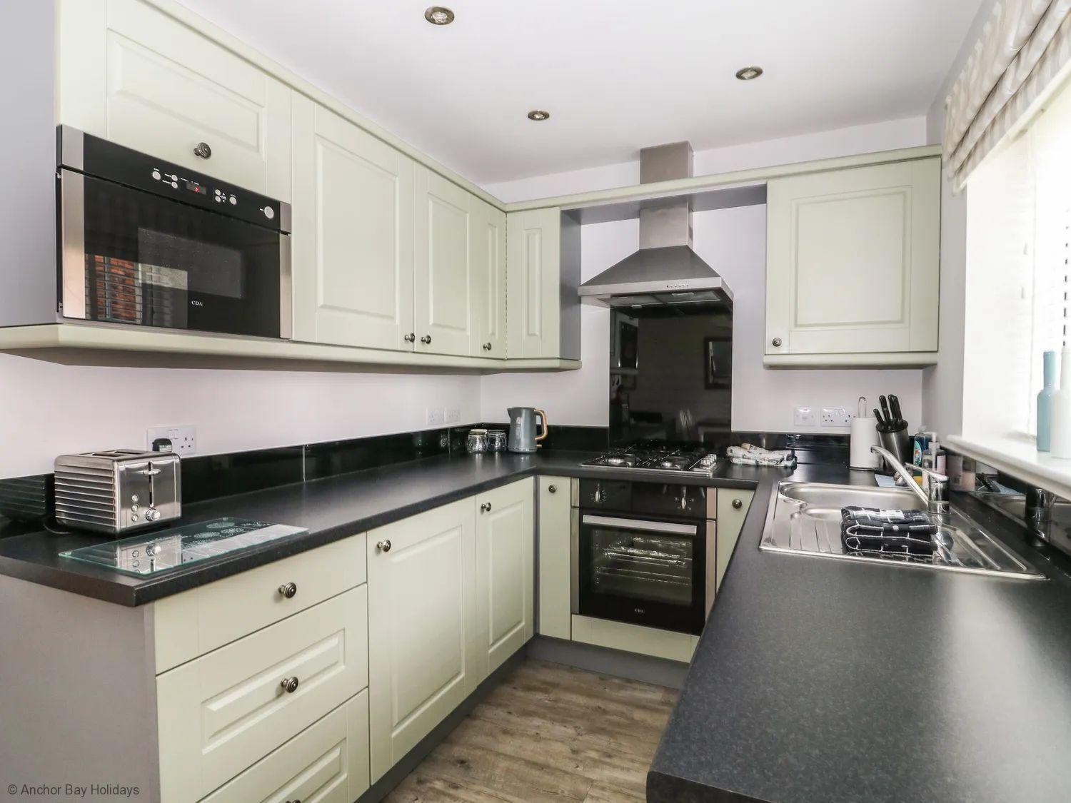Nantucket Cottage - Part of the The Bay Filey Holiday Village with pool, gym and direct beach access, pub, restaurant, tennis and meadows walks