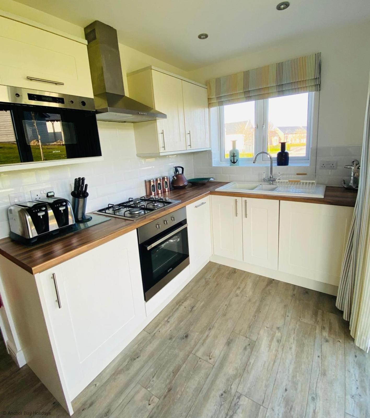 Oyster Cottage - Part of the The Bay Filey Holiday Village with pool, gym and direct beach access, pub, restaurant, tennis and meadows walks