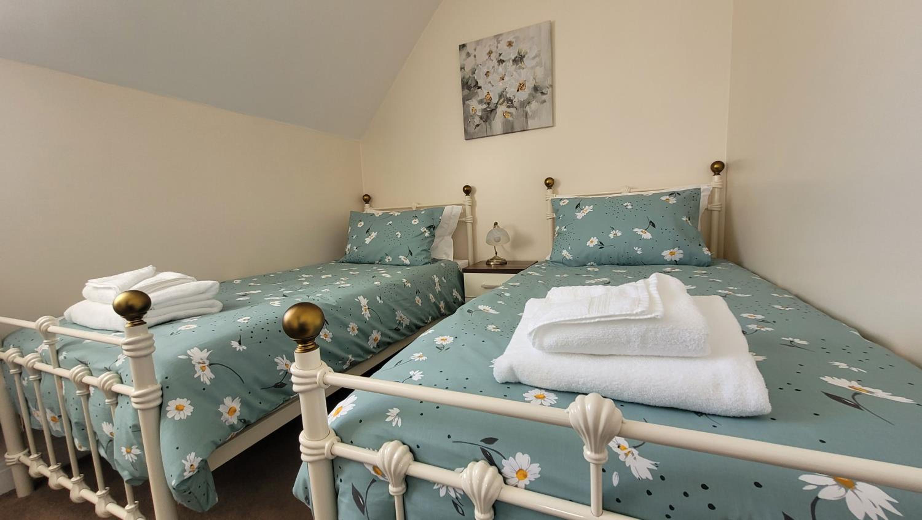 Puddleduck Cottage - Part of the The Bay Filey Holiday Village with pool, gym and direct beach access, pub, restaurant, tennis and meadows walks