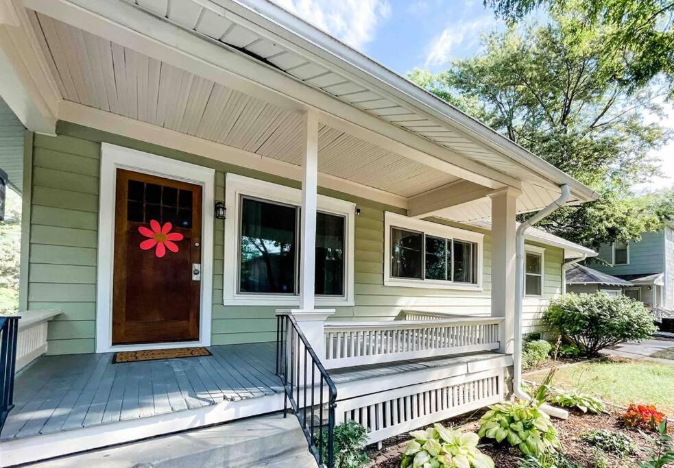 B St. Bungalow - Charming 6 Bd in Heart of Lincoln. Walk to gardens and zoo, 8 minute drive to campus/downtonw view 3
