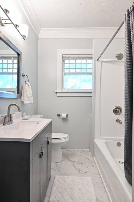 B St. Bungalow - Charming 6 Bd in Heart of Lincoln. Walk to gardens and zoo, 8 minute drive to campus/downtonw view 4