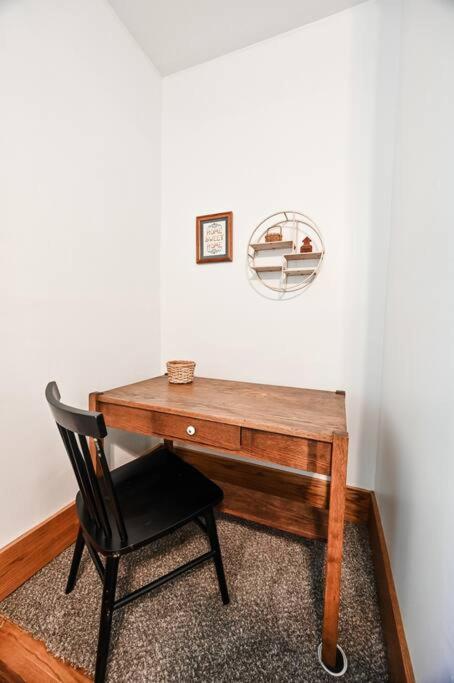 B St. Bungalow - Charming 6 Bd in Heart of Lincoln. Walk to gardens and zoo, 8 minute drive to campus/downtonw view 5