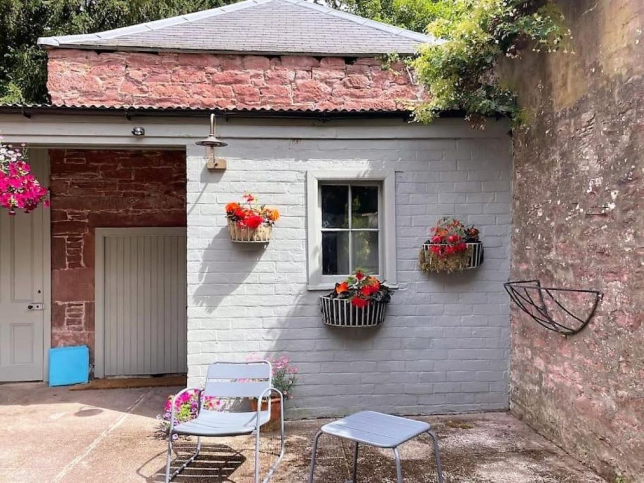 Reidochie Stables luxury haven overlooking garden